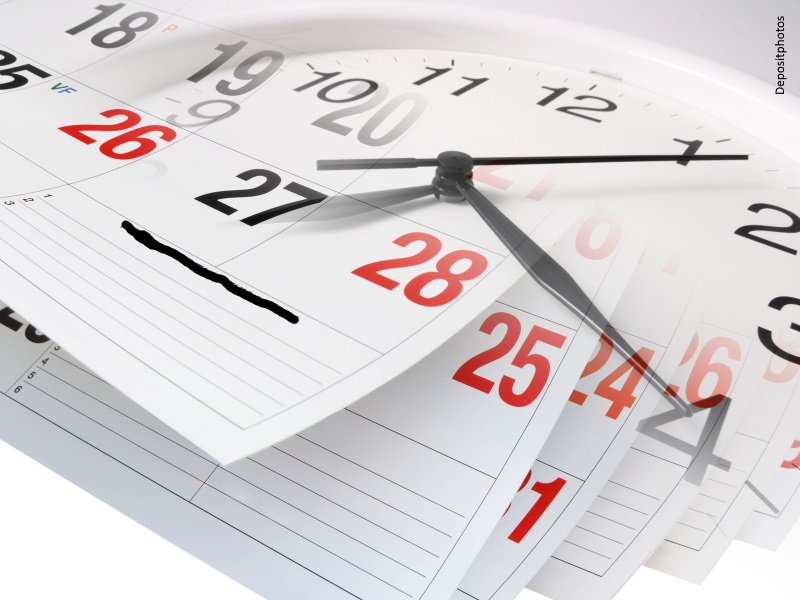 Composición fotográfica de reloj superpuesto sobre páginas de calendario