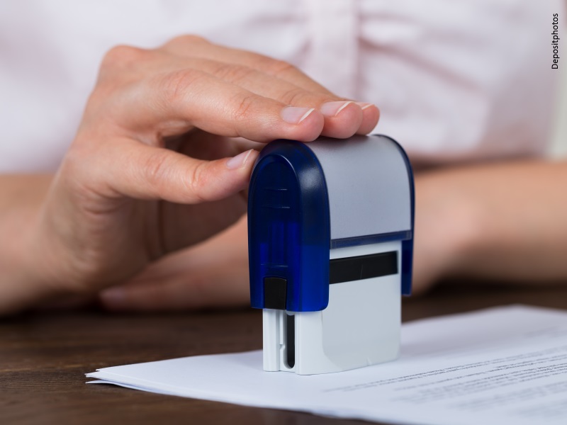 Persona registrando documento