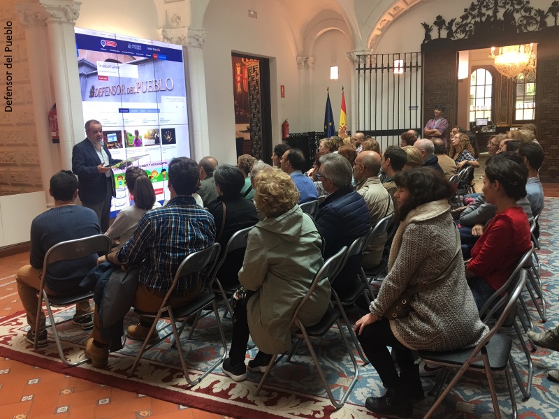 Jornada de puertas abiertas en el Defensor del Pueblo. Asistentes escuchando atentamente al Defensor del Pueblo (e.f.), Francisco Fernández Marugán.