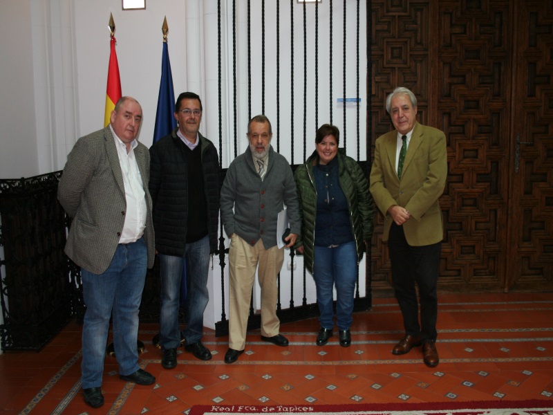 Fernández Marugán, su jefe de gabinete y el responsable de Medio Ambiente y Urbanismo con los padres de la menor no empadronada en Valdequemada.