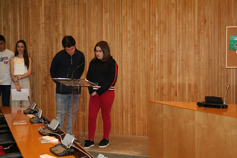 Adolescentes leyendo durante la entrega de premios Edición XVI del Concurso de Dibujos