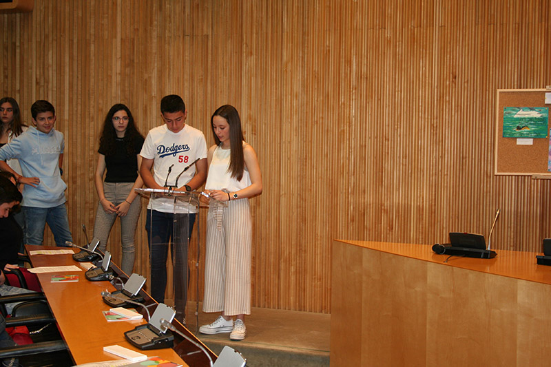 Jóvenes leyendo durante la entrega de premios Edición XVI del Concurso de Dibujos