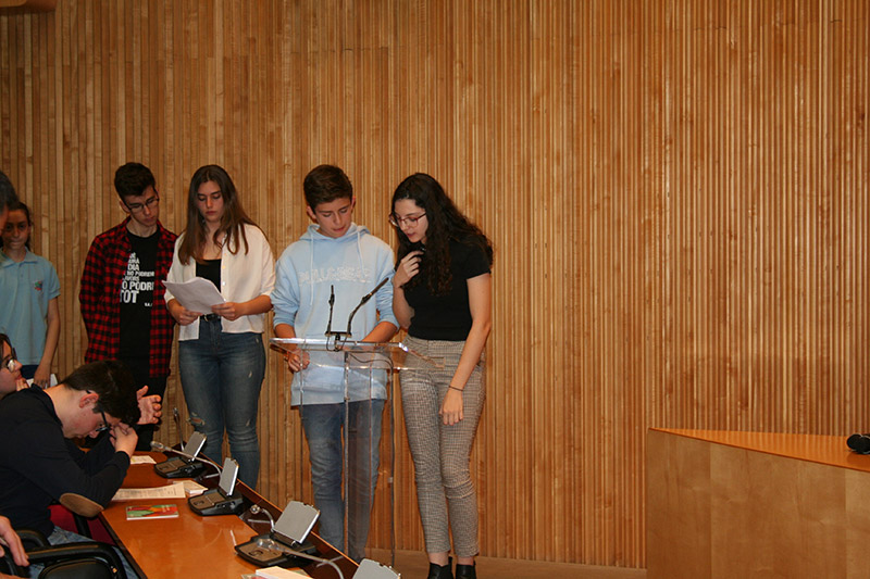 Adolescentes leyendo durante la entrega de premios Edición XVI del Concurso de Dibujos