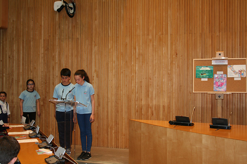 Niños leyendo durante la entrega de premios Edición XVI del Concurso de Dibujos