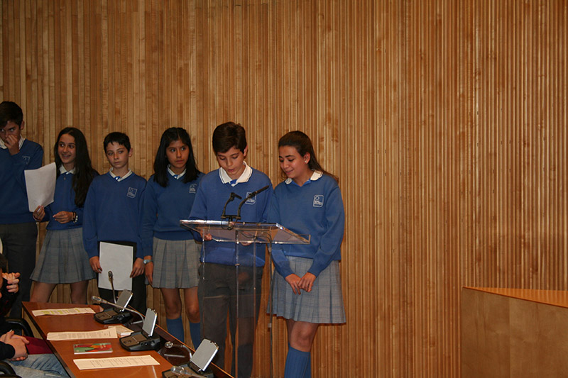 adolescentes de uniforme leyendo durante la entrega de premios en el Congreso de los Diputados