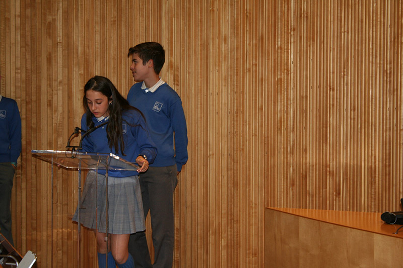 Adolescente uniformada leyendo durante la entrega de premios en el Congreso de los Diputados