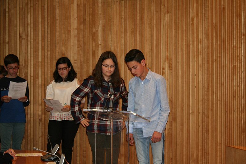 Niño y niña leyendo durante la entrega de premios en el Congreso de los Diputados