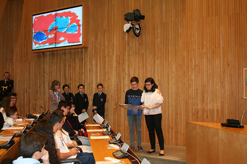 Niño y niña leyendo durante la entrega de premios en el Congreso de los Diputados