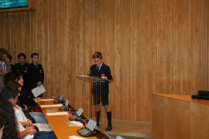 Niño de uniforme leyendo durante la entrega de premios en el Congreso de los Diputados