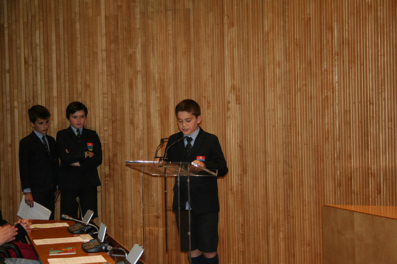 Niño de uniforme leyendo durante la entrega de premios en el Congreso de los Diputados