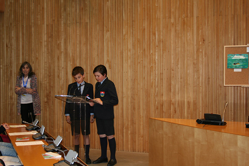 Niños de uniforme leyendo durante la entrega de premios en el Congreso de los Diputados