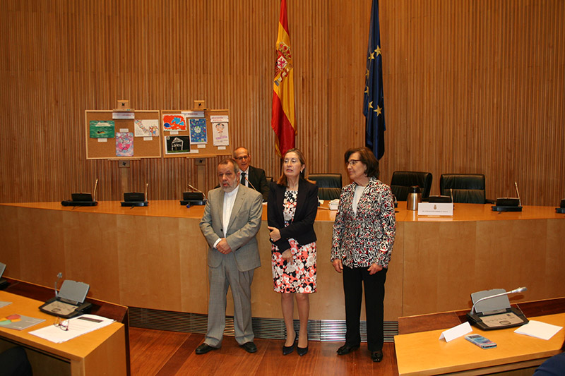 El Defensor del Pueblo (e.f.), la Adjunta Primera y la Presidenta del Congreso, en la entrega de los premios de la XVI Edición del Concurso de Dibujos