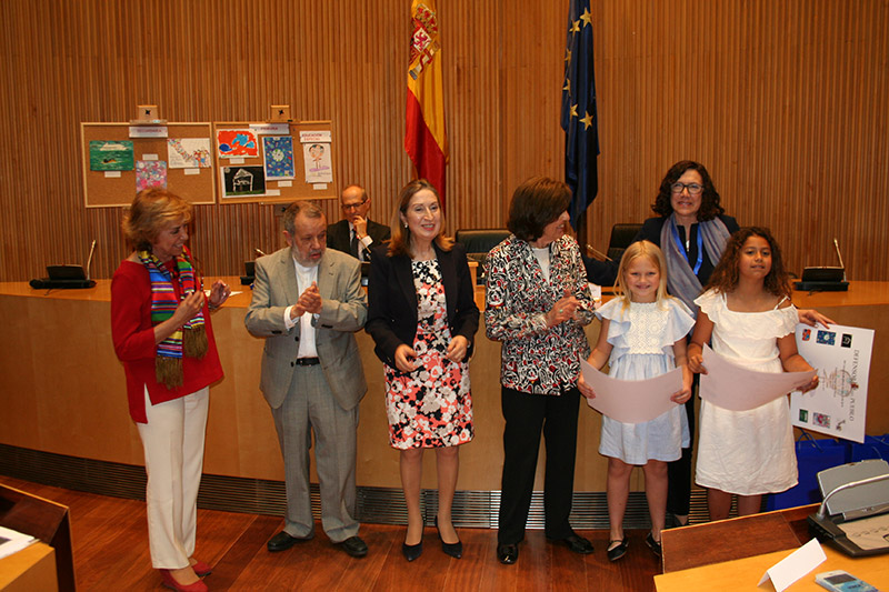 Dos pequeñas recogen su premio durante la Entrega premios Edición XVI del Concurso de Dibujos