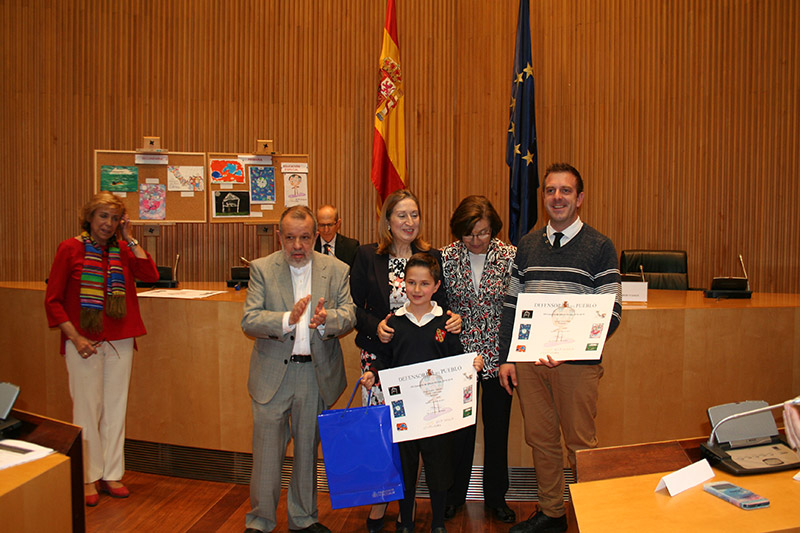 Un ganador recoge su premio durante la Entrega premios Edición XVI del Concurso de Dibujos