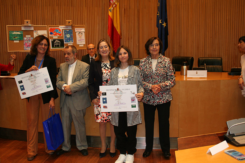 Una de las ganadoras posa con su premio durante la Entrega premios Edición XVI del Concurso de Dibujos