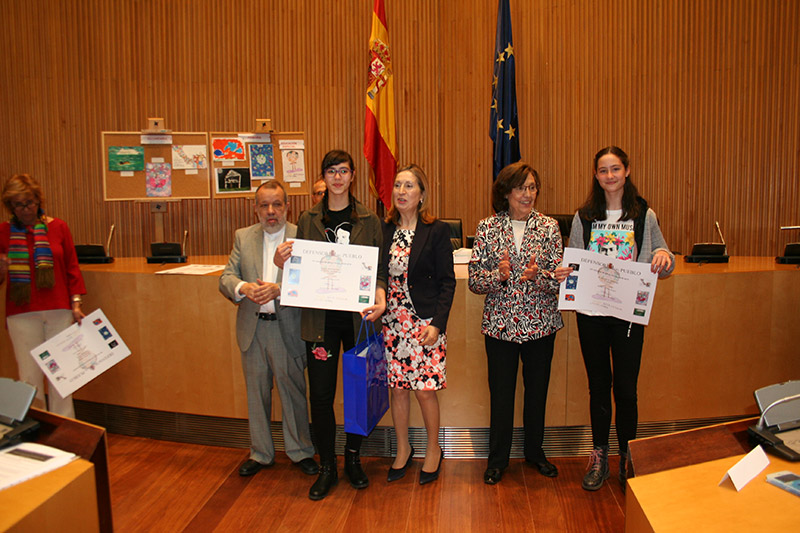 Dos de las ganadoras recogen su premio durante la Entrega premios Edición XVI del Concurso de Dibujos