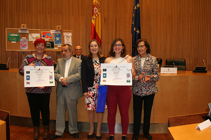 Recogida de diplomas durante la Entrega de Premios de la XVI Edición del Concurso Escolar de Dibujos
