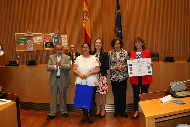 Una de las ganadoras recoge su premio durante la Entrega de Premios de la XVI Edición del Concurso Escolar de Dibujos