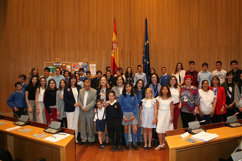 Foto de familia en la sala Ernest Lluch del Congreso, durante la Entrega de Premios de la XVI Edición del Concurso Escolar de Dibujos