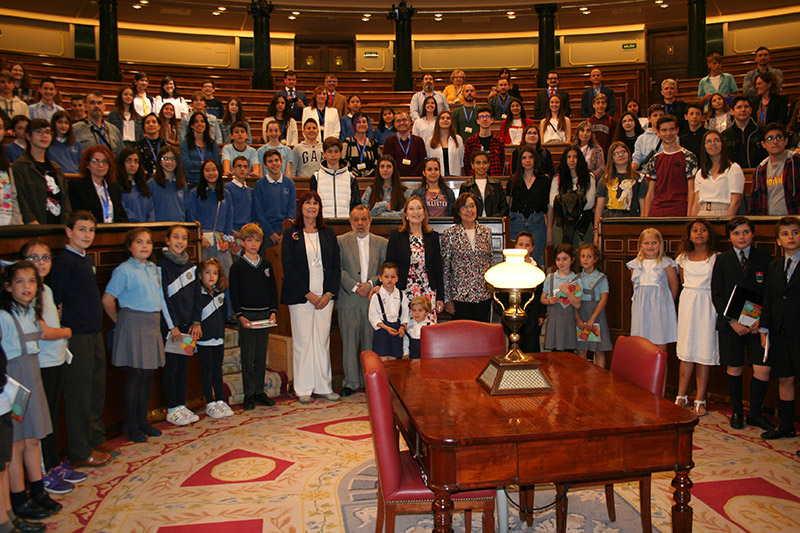Foto de familia durante la Entrega de Premios de la XVI Edición del Concurso Escolar de Dibujos, en el Congreso de los Diputados