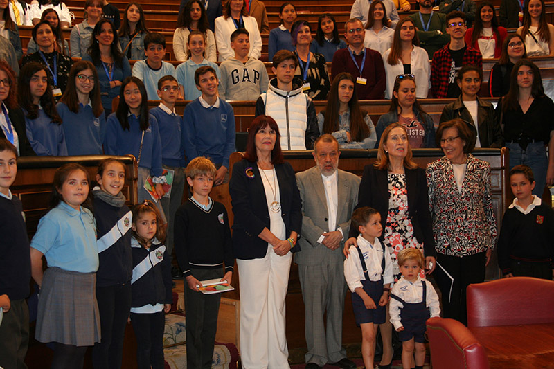 Foto de familia en el Congreso durante la Entrega de Premios Edición XVI del Concurso de Dibujos de la XVI Edición del Concurso Escolar de Dibujos