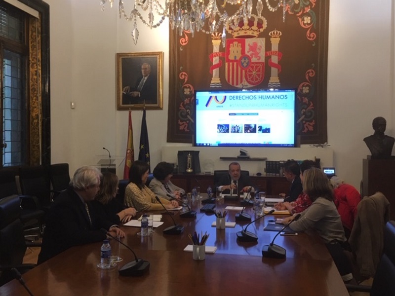 El Defensor del Pueblo (e.f.), Francisco Fernández Marugán en la sede de la institución en reunión con representantes ACNUR