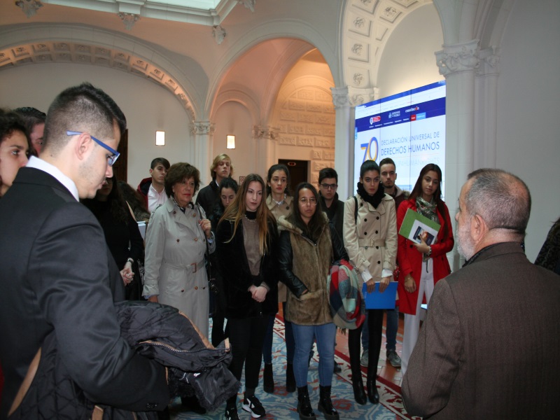 El Defensor del Pueblo (e.f.), Francisco Fernández Marugán, charlando con alumnos de la Universidad Rey Juan Carlos en la Sede Institucional