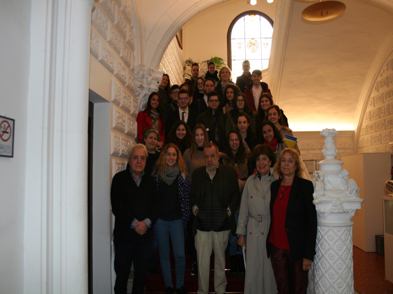 Alumnos de la Universidad Rey Juan Carlos con el Defensor del Pueblo (e.f.), Francisco Fernández Marugán, su jefe de gabinete, Francisco Virseda.