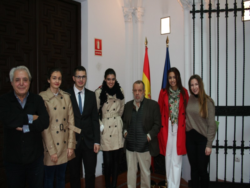 El Defensor del Pueblo (e.f.), Francisco Fernández Marugán, y su jefe de gabinete, posan con alumnos de la Universidad Rey Juan Carlos.