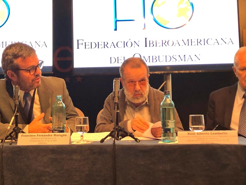 El Defensor del Pueblo (e.f.), Francisco Fernández Marugán, en el XXIII Congreso de la FIO, en la mesa de ponencias junto a Raúl Alberto Lamberto