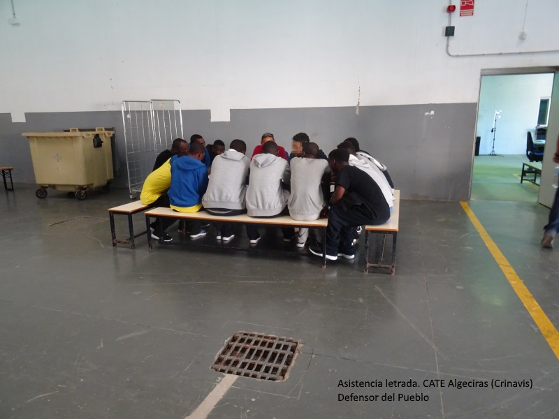 Inmigrantes sentados a una mesa en el CATE de Algeciras