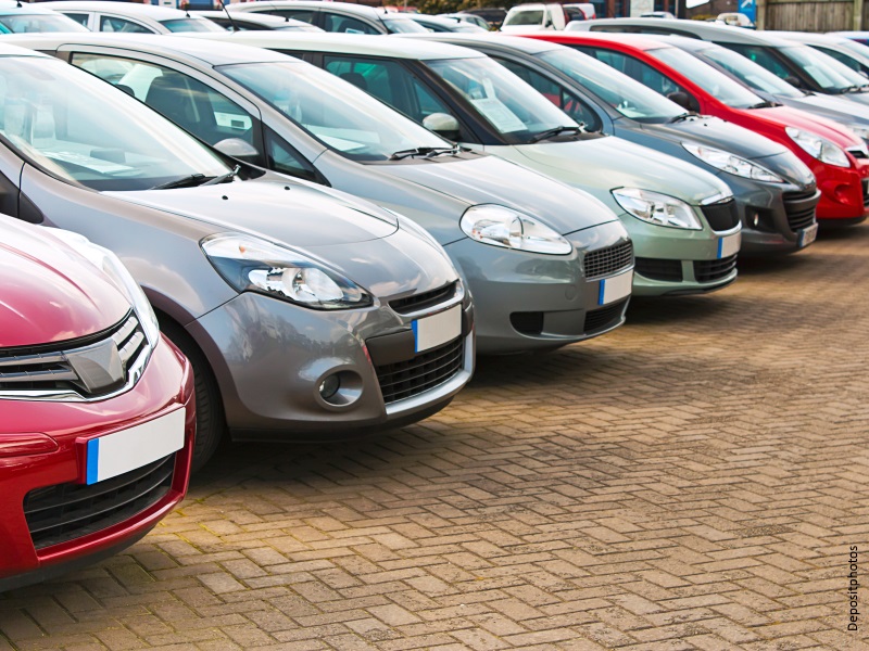 Fila de coches usados aparcados