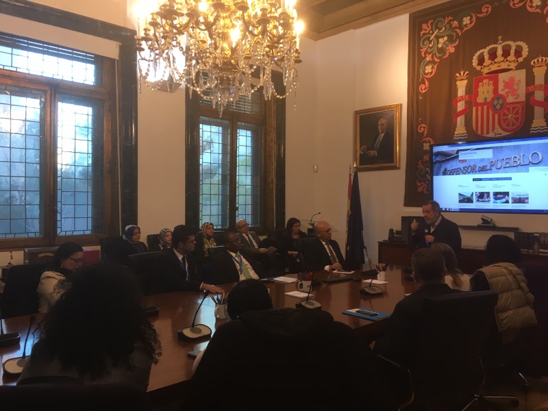 El Defensor del Pueblo (e.f.), Francisco Fernández Marugán, charlando en la sede con alumnos y alumnas del curso de asesores parlamentarios