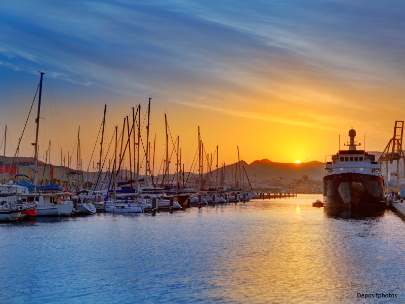Barcos atracados en el puerto de Cartagena al amanecer