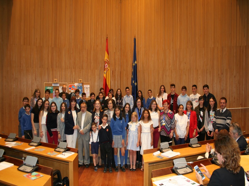 Foto de familia de los premiados en la sala Ernest Lluch