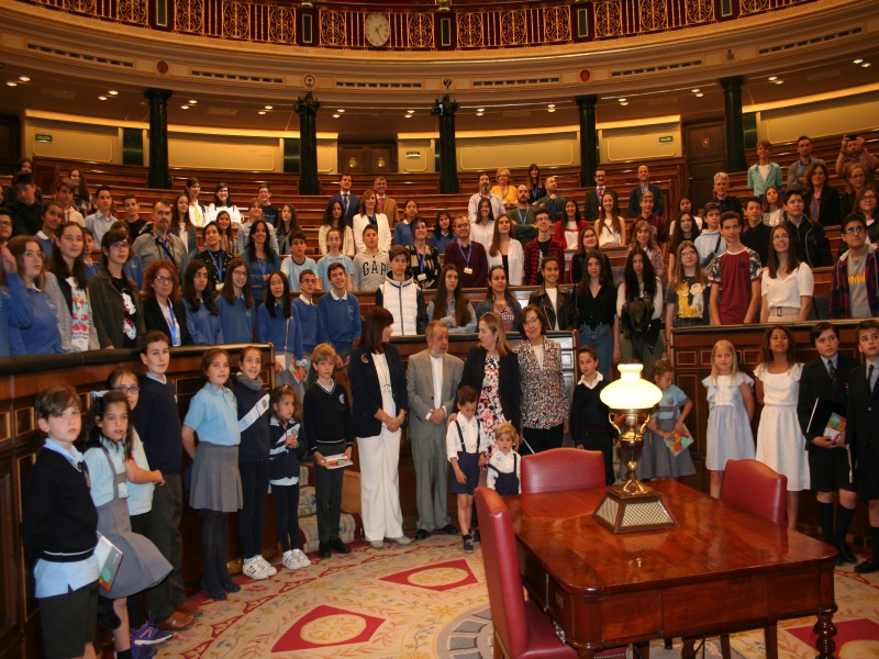 Foto de familia en el congreso de los diputados durante la entrega de los premios del concurso escolar de dibujo sobre Derechos Humanos.