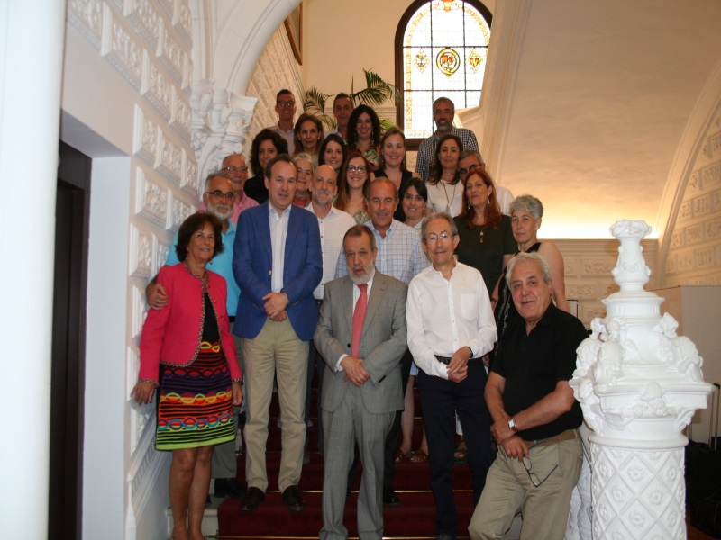 Foto de grupo con los representantes de comisionados autonómicos en el Taller preparatorio de las Jornadas del Defensor en la sede del Defensor