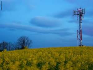 Antena de telecomunicaciones en el campo