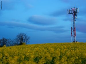 Antena de telecomunicaciones en el campo