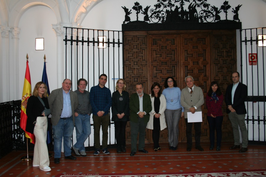 Foto de familia del Grupo de Monitoreo de la Sociedad Civil para el cumplimiento de los Dictámenes del Comité DESC y personal del Defensor del Pueblo.