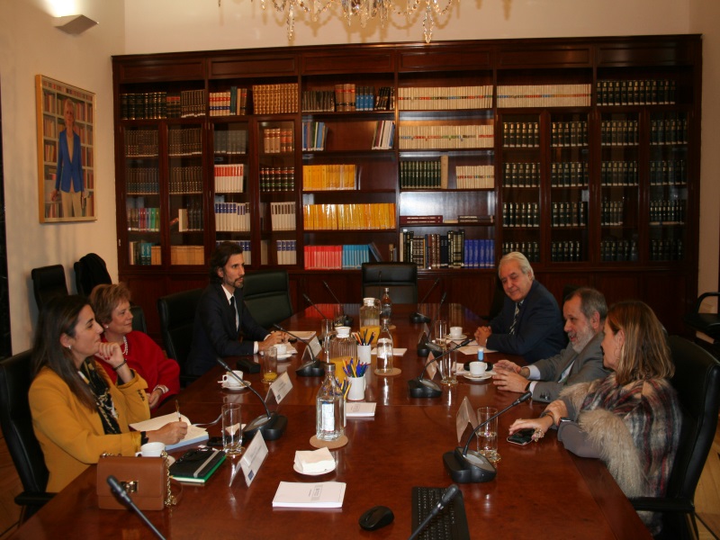 María Lúcia Amaral, Provedora de Justiça de Portugal, durante su visita a la institución.