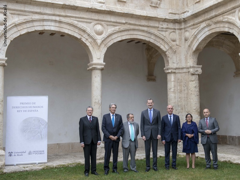 El Rey Felipe VI junto al Defensor e.f. Francisco Fernández Marugán y otras personalidades en la entrega del Premio de Derechos Humanos