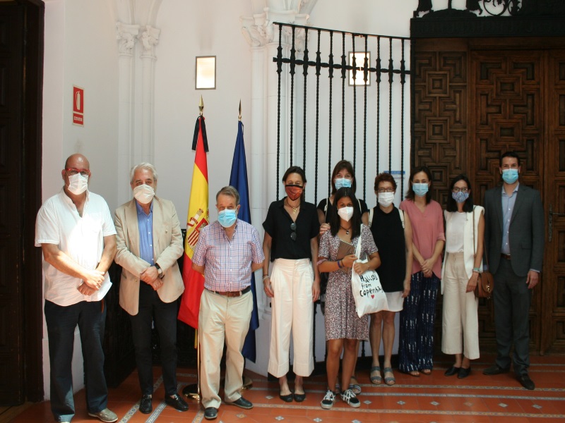 Foto de familia del Defensor del Pueblo (e.f) con representantes de la Asociación Estatal de Acogimiento Familiar (ASEAF)