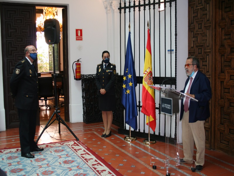 Entrega de la Encomienda de la Orden de Isabel la Católica al ex comisario de Mariano Fernández de la Hera.