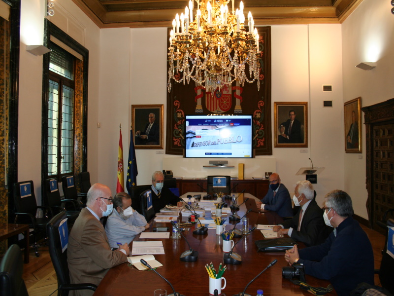 Reunión del Defensor del Pueblo (e.f.), Francisco Fernández Marugán, con un grupo de ciudadanos que le han hecho entrega de una queja referente al tránsito ferroviario de mercancías peligrosas por el centro urbano de Tarragona y las poblaciones costeras de la Costa Dorada Norte.