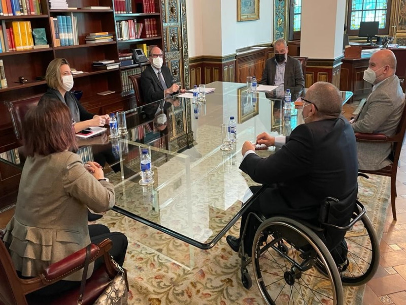 Reunión del Defensor del Pueblo y su equipo con representantes del CERMI