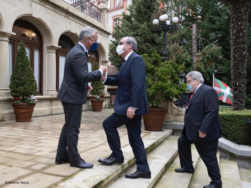 Reunión del Defensor con el lehendakari