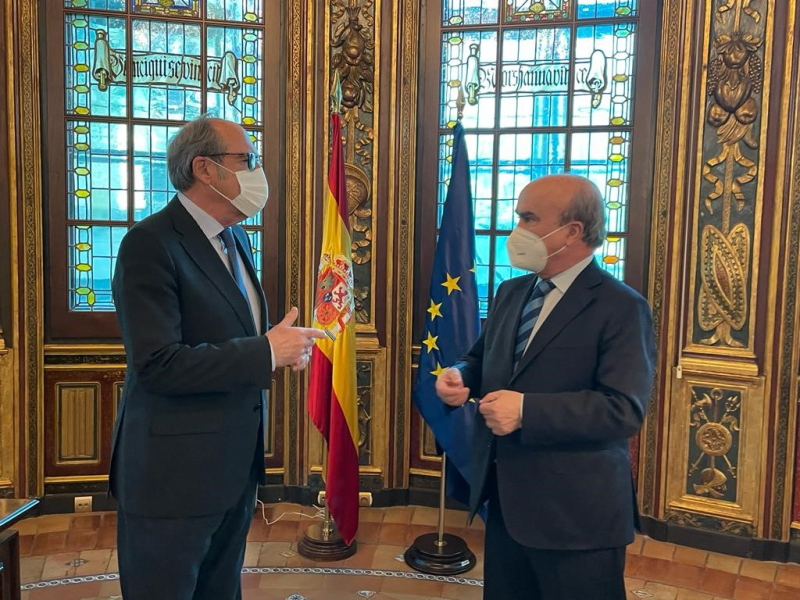 El Defensor del Pueblo, Ángel Gabilondo y el secretario general de la Organización de Estados Iberoamericanos para la Educación, la Ciencia y la Cultura (OEI), Mariano Jabonero