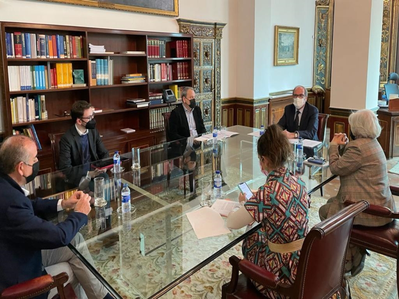 Foto de grupo reunión con representantes de la plataforma del Tercer Sector