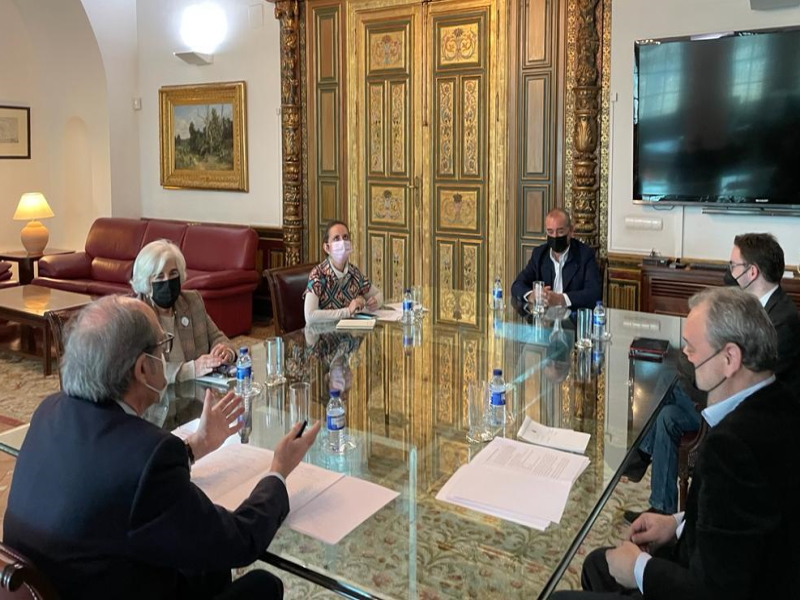 Foto de grupo reunión con representantes de la plataforma del Tercer Sector